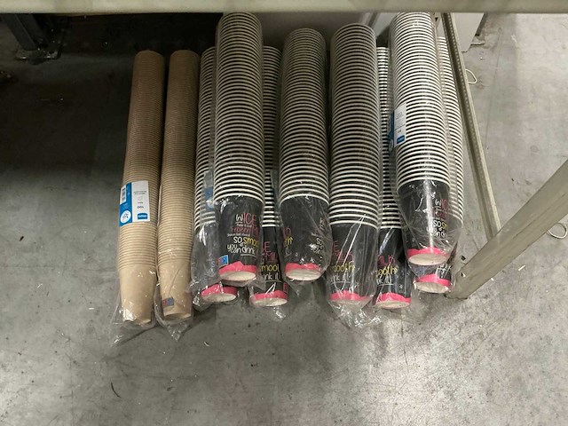 Partij diverse drinkbekers/draagtrays - afbeelding 12 van  13