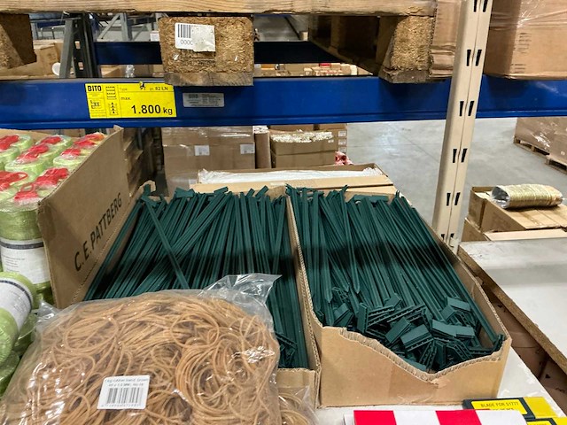 Partij diverse elastieken/gartnerbast/nietjes/etc (118x) - afbeelding 10 van  12