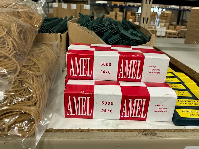 Partij diverse elastieken/gartnerbast/nietjes/etc (118x) - afbeelding 11 van  12