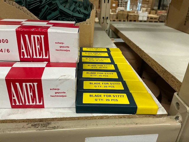 Partij diverse elastieken/gartnerbast/nietjes/etc (118x) - afbeelding 12 van  12