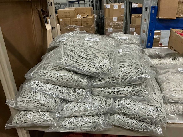 Partij diverse elastieken/gartnerbast/nietjes/etc (118x) - afbeelding 2 van  12