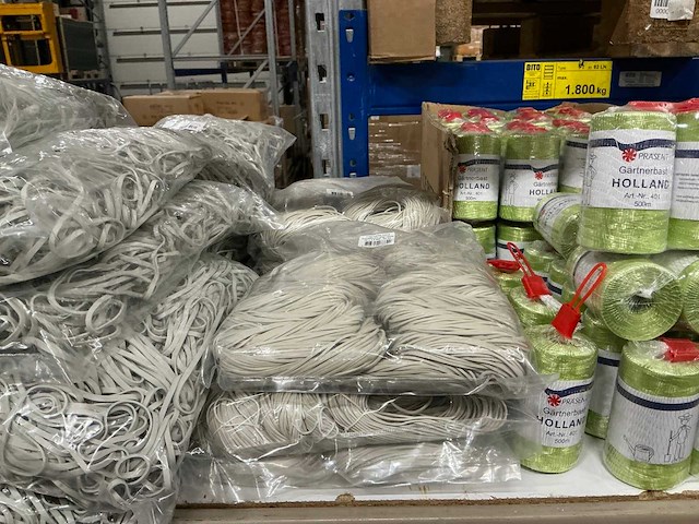 Partij diverse elastieken/gartnerbast/nietjes/etc (118x) - afbeelding 4 van  12