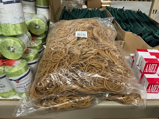 Partij diverse elastieken/gartnerbast/nietjes/etc (118x) - afbeelding 8 van  12