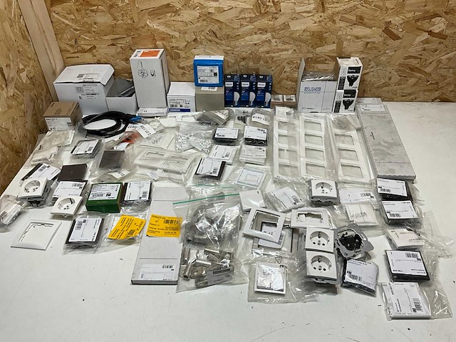 Partij diverse elektratoebehoren - afbeelding 1 van  11