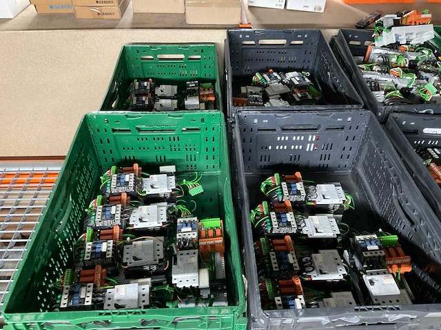 Partij diverse elektrische componenten - afbeelding 1 van  3