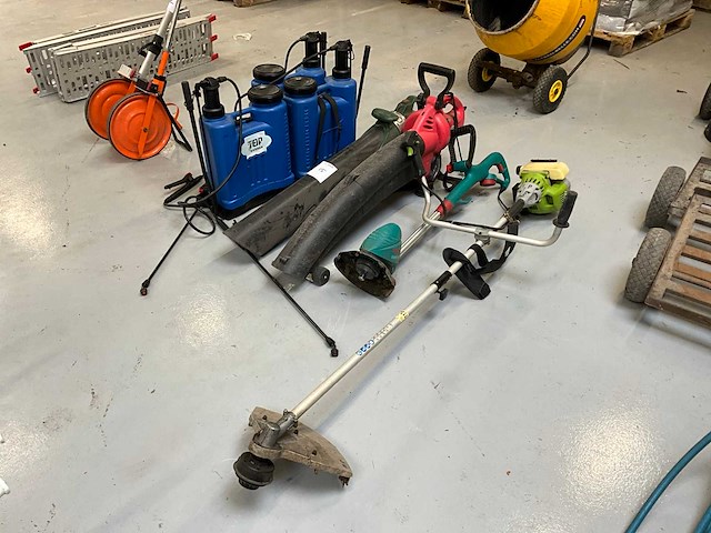Partij diverse elektrische tuingereedschappen - afbeelding 1 van  7
