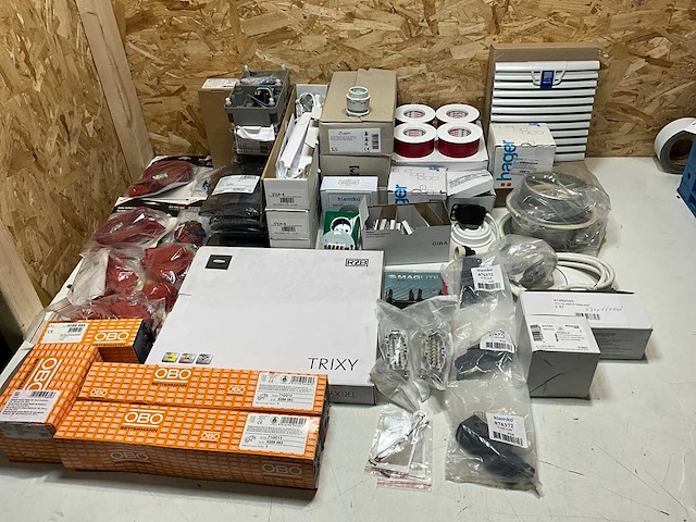 Partij diverse elektromaterialen - afbeelding 2 van  27