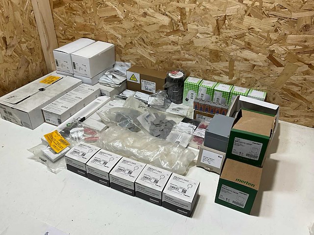 Partij diverse elektrotoebehoren - afbeelding 1 van  19