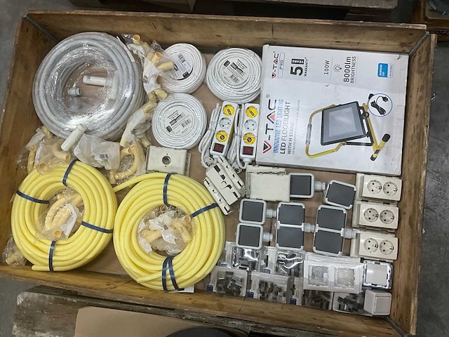 Partij diverse elektrtoebehoren - afbeelding 1 van  9