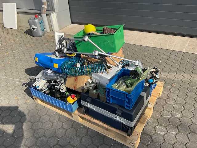 Partij diverse en machineonderdelen - afbeelding 1 van  10