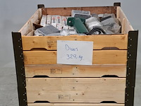 Partij diverse garage inventaris en onderdelen - afbeelding 1 van  9