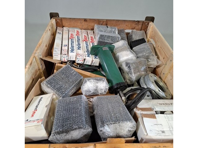 Partij diverse garage inventaris en onderdelen - afbeelding 2 van  9