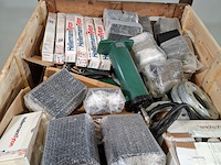 Partij diverse garage inventaris en onderdelen - afbeelding 2 van  9