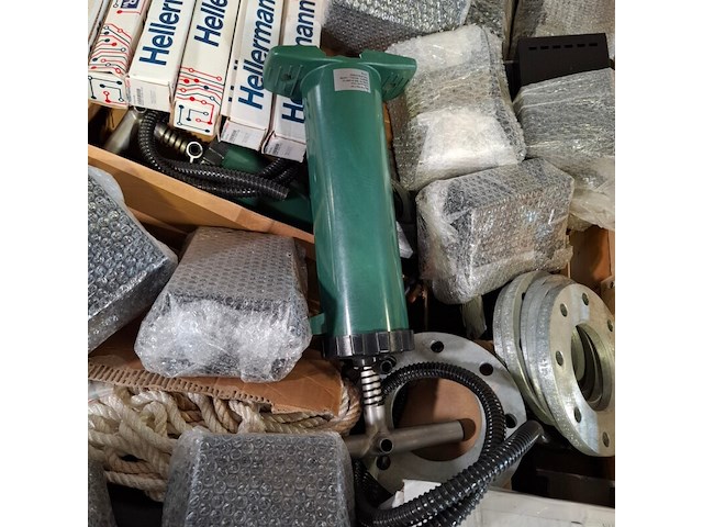 Partij diverse garage inventaris en onderdelen - afbeelding 5 van  9