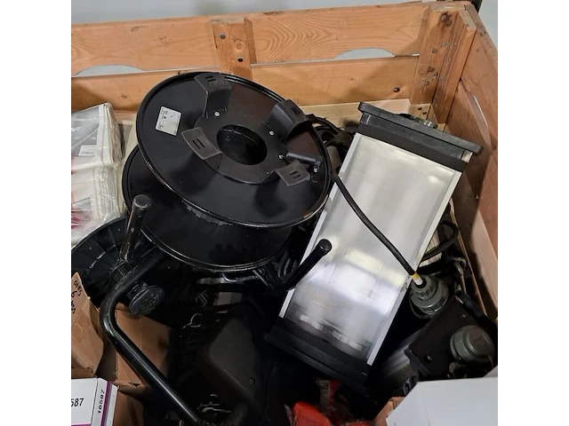 Partij diverse garage inventaris, o.a 3m, o.a accuspray 16587 - afbeelding 2 van  14