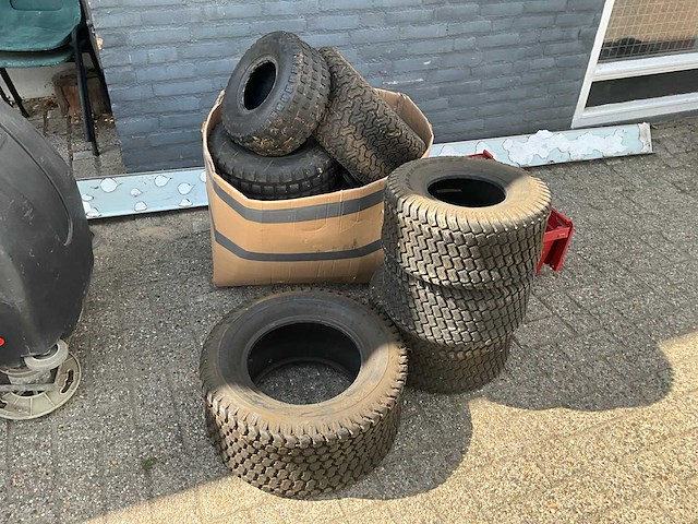 Partij diverse gazonmaaier banden - afbeelding 1 van  7