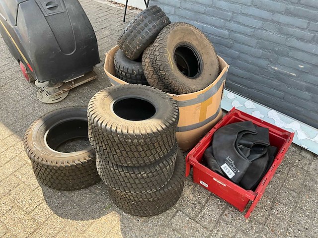 Partij diverse gazonmaaier banden - afbeelding 2 van  7