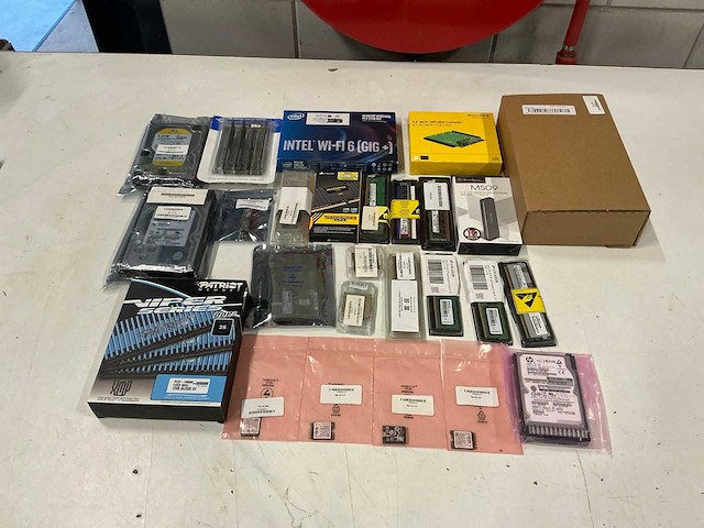 Partij diverse geheugen kaarten/harde schijven/etc (26x) - afbeelding 1 van  8