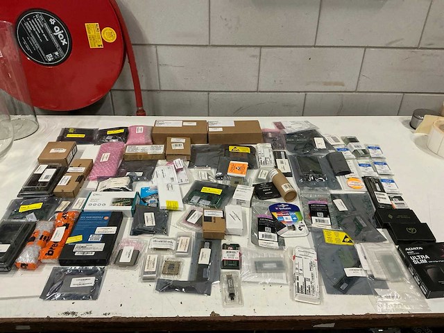 Partij diverse geheugenkaarten/overige ict items (75x) - afbeelding 1 van  13