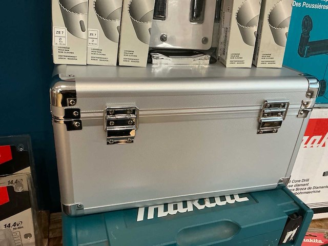 Partij diverse gereedschap makita - afbeelding 1 van  49