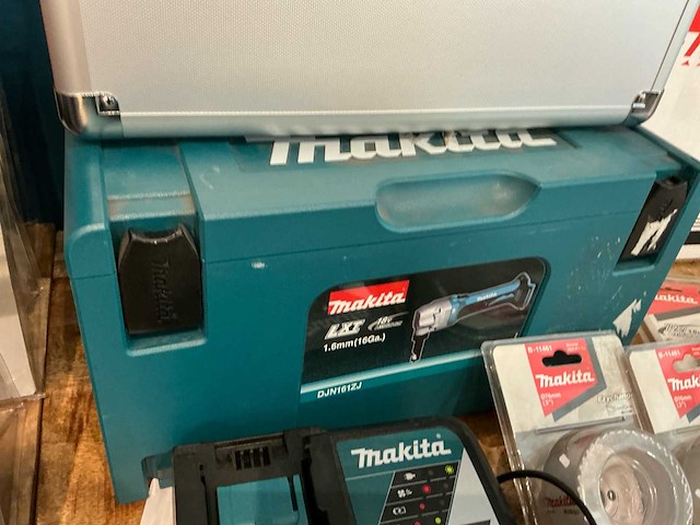 Partij diverse gereedschap makita - afbeelding 49 van  49