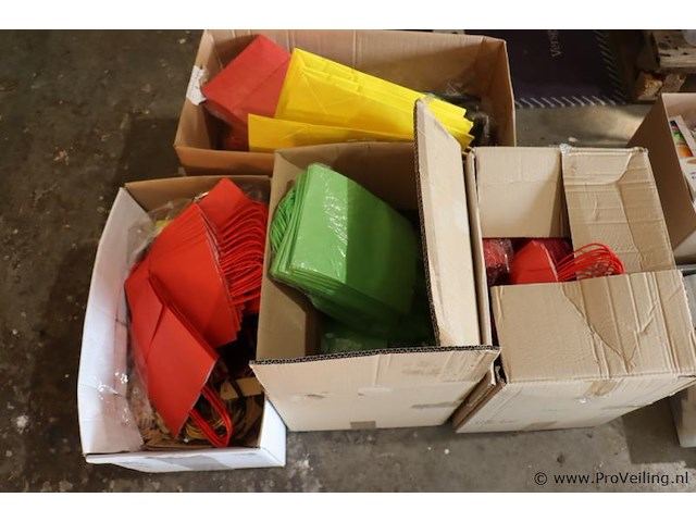 Partij diverse geschenkzakjes - afbeelding 1 van  8
