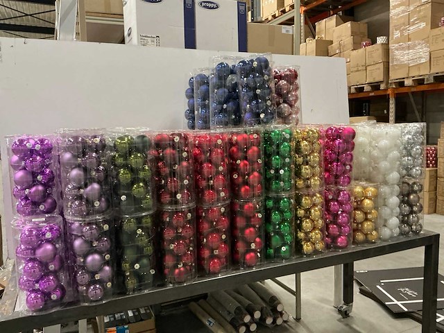 Partij diverse glazen kerstballen 80mm 15/tube (112 tubes) - afbeelding 1 van  20