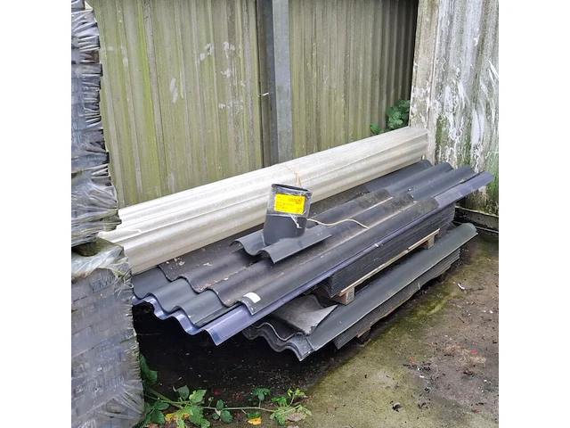 Partij diverse golfplaten op pallet - afbeelding 1 van  6