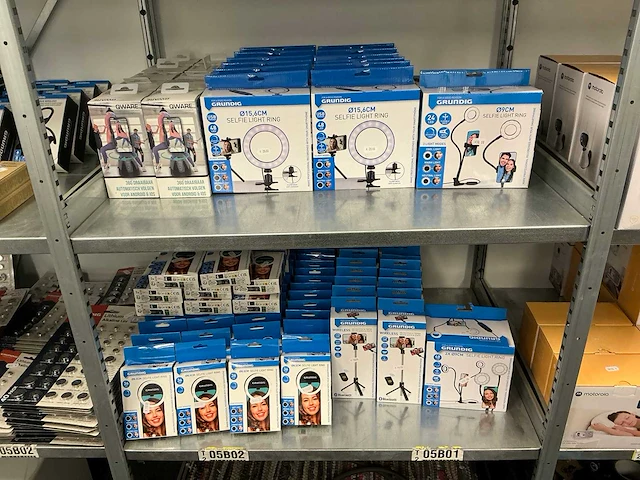 Partij diverse grundig/qware selfie light rings/tripods/automatisch volgen (118x) - afbeelding 1 van  9