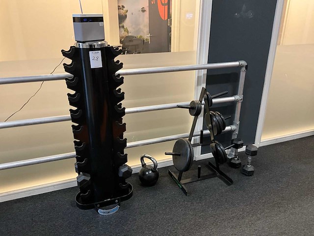 Partij diverse halters, dumbbells en rekken - afbeelding 1 van  5