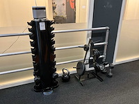 Partij diverse halters, dumbbells en rekken