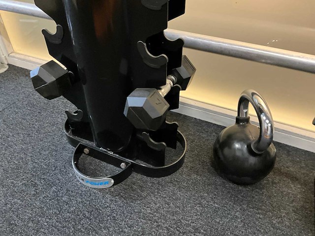 Partij diverse halters, dumbbells en rekken - afbeelding 4 van  5