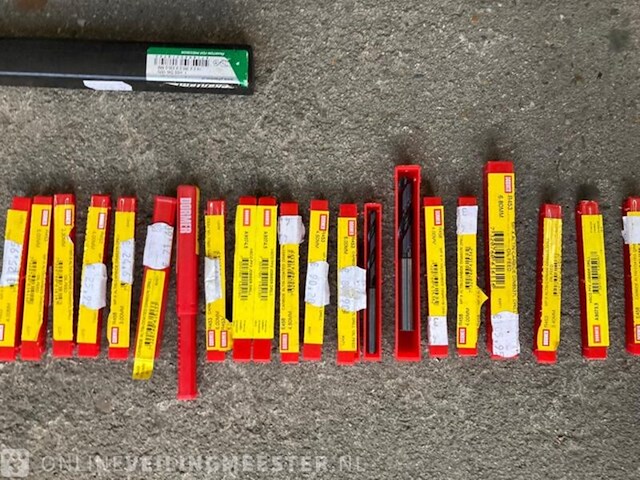 Partij diverse handelsgoederen - afbeelding 33 van  38