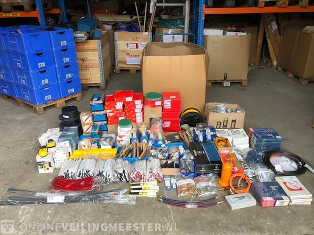 Partij diverse handelsgoederen - afbeelding 1 van  19