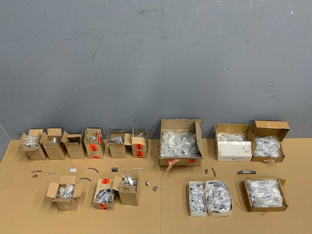 Partij diverse handgrepen - afbeelding 1 van  7