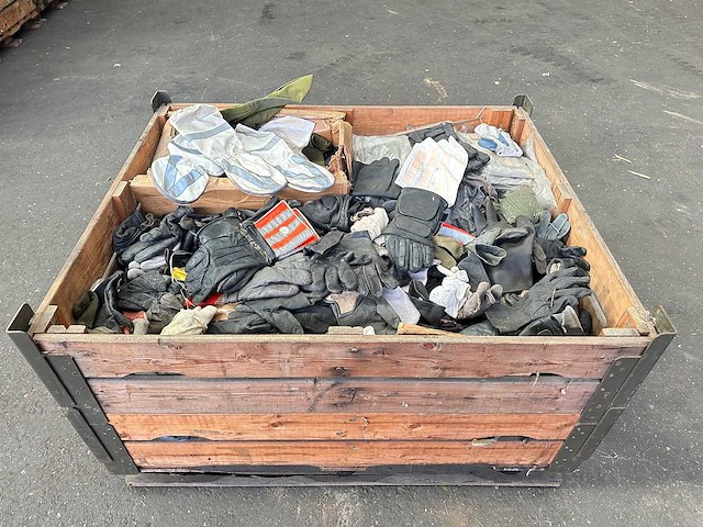 Partij diverse handschoenen - afbeelding 1 van  4