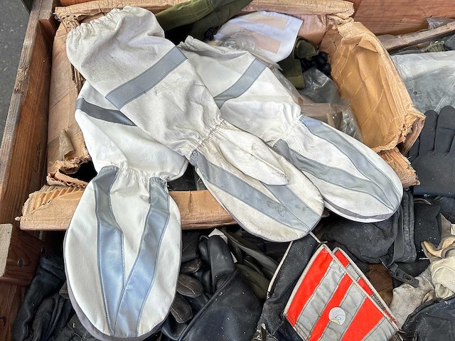 Partij diverse handschoenen - afbeelding 2 van  4