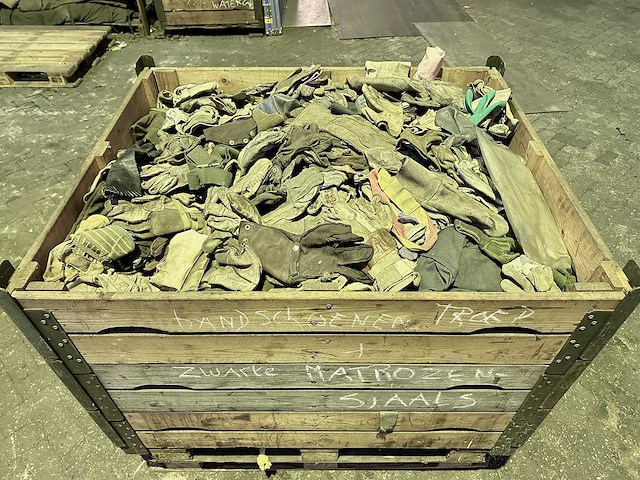 Partij diverse handschoenen - afbeelding 1 van  3