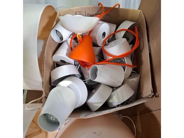 Partij diverse hanglampen en lampenkappen, o.a lnd design, home sweet home, lundia oy - afbeelding 5 van  23