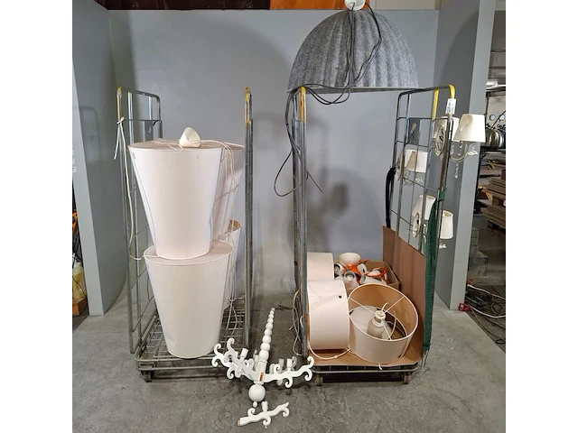 Partij diverse hanglampen en lampenkappen, o.a lnd design, home sweet home, lundia oy - afbeelding 1 van  23