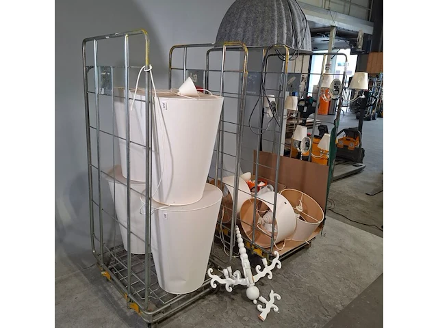 Partij diverse hanglampen en lampenkappen, o.a lnd design, home sweet home, lundia oy - afbeelding 12 van  23