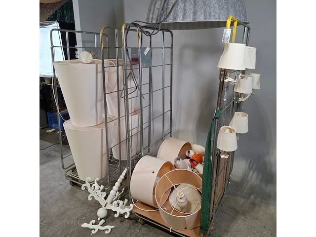 Partij diverse hanglampen en lampenkappen, o.a lnd design, home sweet home, lundia oy - afbeelding 17 van  23