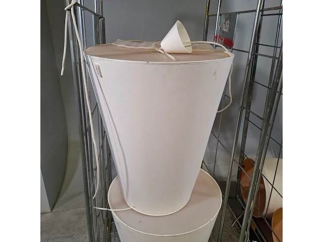 Partij diverse hanglampen en lampenkappen, o.a lnd design, home sweet home, lundia oy - afbeelding 18 van  23