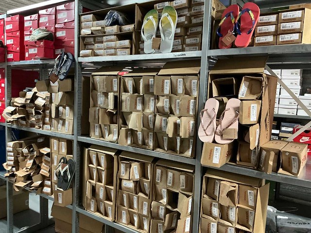 Partij diverse havaianas slippers (236x) - afbeelding 1 van  24