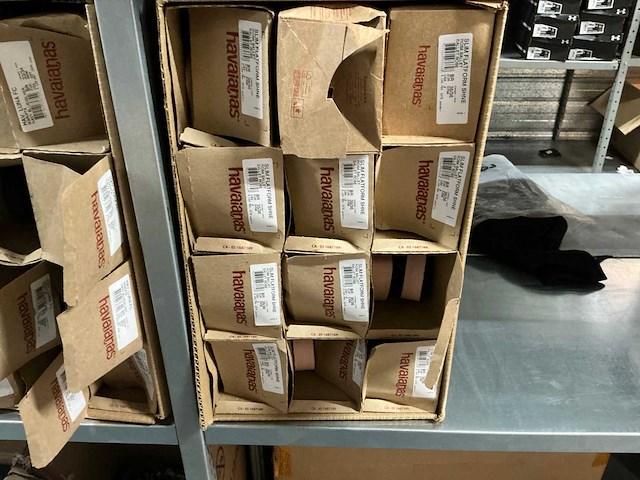 Partij diverse havaianas slippers (236x) - afbeelding 16 van  24