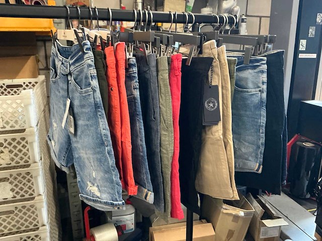 Partij diverse heren shorts o.a guess/lyle&scott/airforce (55x) - afbeelding 1 van  13