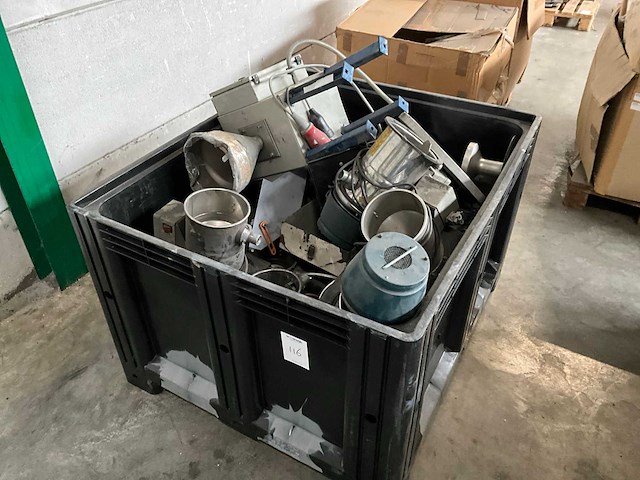 Partij diverse hoppers en machine toebehoren - afbeelding 1 van  4