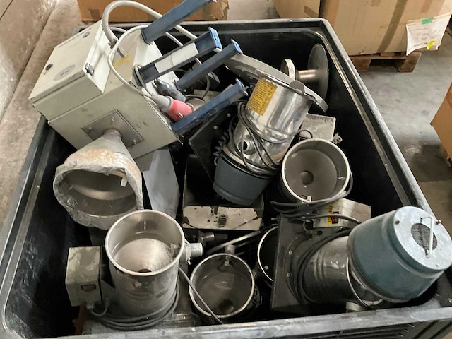 Partij diverse hoppers en machine toebehoren - afbeelding 1 van  2