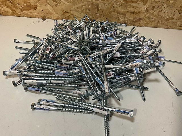 Partij diverse houtdraaibouten (300x) - afbeelding 1 van  7