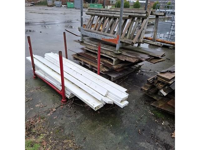 Partij diverse houten balken en planken - afbeelding 3 van  12